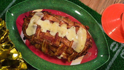 Pain de viande en forme de ballon de football, enrobé de bacon